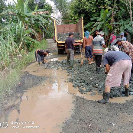 PENGERUKAN BATU UNTUK JALAN BERLUBANG